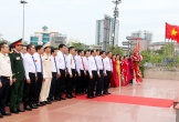 Đoàn Đại biểu dự Đại hội Thi đua yêu nước dâng hoa báo công với Bác tại Quảng trường Hồ Chí Minh