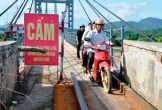 Cầu treo Bãi Ổi xuống cấp, người dân đi lại bất an