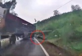 Vào cua tốc độ cao, đuôi xe đầu kéo hất văng xe máy khiến 1 người tử vong