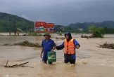 Mưa lớn chia cắt nhiều thôn bản ở miền Trung