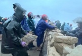 Bão đánh sạt kè biển Cẩm Nhượng, gần 300 người gia cố trong đêm tối