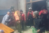 Lội nước ra bến xe về quê, chồng bất lực nhìn vợ bị nước cuốn mất tích