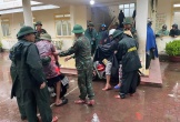 Nghệ An khẩn trương sơ tán hàng trăm người dân ven biển đến trường học tránh bão