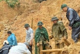 Sạt lở đất vùi lấp căn nhà, 4 người trong gia đình mất tích