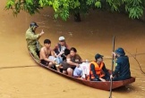 Nước sông dâng cao sau bão Bualoi, người dân Nghệ An xuyên đêm chạy lũ