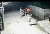 VIDEO: Bé trai 4 tuổi nhanh trí hô hoán người lớn cứu em 2 tuổi rơi xuống mương nước
