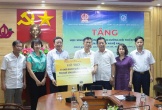 Sách giáo khoa của Nhà xuất bản Giáo dục Việt Nam kịp thời đến với học sinh vùng lũ Nghệ An trong ngày khai giảng