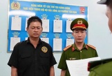 Bắt khẩn cấp người đàn ông liên quan 2 clip phản cảm