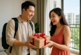 Được chồng tặng một hộp quà sau khi đi công tác về, tôi mở ra rồi gục ngã với thứ bên trong