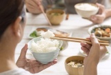 Ăn cơm kiểu này cực hại sức khỏe, nhiều người không biết vẫn làm hằng ngày