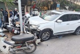 Ô tô con tông liên hoàn 6 xe máy trên phố