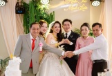Chàng rể bật khóc, ôm hôn tạm biệt bố vợ ở đám cưới gây sốt