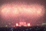 Biển người háo hức xem pháo hoa mừng thành công Đại hội XIV của Đảng