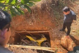 Truy tìm manh mối các đối tượng cướp ngân hàng từ hố đất nghi chôn giấu xe máy