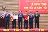 Trao huy hiệu 30 năm tuổi Đảng cho 02 đồng chí Phó Chủ tịch UBND tỉnh