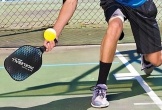 Nâng ngực nhưng vẫn mê Pickleball: Chơi tiếp hay nên dừng lại?