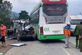 Xe khách giường nằm biển Lào va chạm xe hạ tải, hai người tử vong