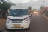 Xe khách 16 chỗ tạt đầu, chặn xe đối diện trên Quốc lộ 14C gây bức xúc