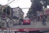 Xe con bị húc vì dừng ngay góc chết của xe đầu kéo