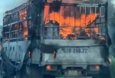 Xe tải chở hàng bất ngờ bốc cháy dữ dội trên Quốc lộ 1A