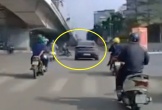 Rẽ vội tại đèn xanh, xe máy bị ôtô đâm bay