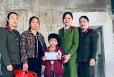 Công an xã Đức Châu tặng quà Tết con đỡ đầu