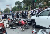 Ô tô tông hàng loạt xe máy chờ đèn đỏ, 2 người nhập viện