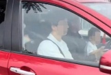 Xác minh clip người đàn ông vừa lái ô tô vừa ôm trẻ nhỏ trong lòng