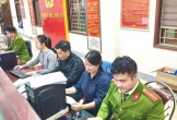 Công an xã Vạn An hỗ trợ rà soát, làm sạch dữ liệu phục vụ bầu cử