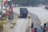 Người đi xe máy thoát chết dưới bánh xe ben