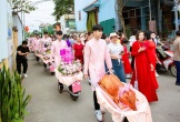 Chú rể mang 9 xe rùa chở sính lễ đi hỏi vợ