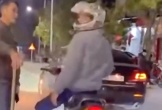 Giám đốc doanh nghiệp ngang nhiên dừng xe giữa đường, dùng g.ậy “tác động” vào chân người đi xe máy