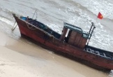 Tàu gỗ dài 15m, không người dạt vào bờ biển Quảng Trị
