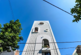 Nhà ống hướng tây 'lọc nắng' nhờ mặt tiền gạch bông gió