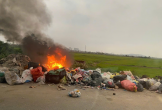 Nghệ An: Rác thải “bỗng dưng” bốc cháy, khói đen “tấn công” khu dân cư