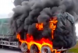Xe đầu kéo bốc cháy dữ dội trên đường ven biển Nghệ An