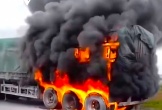 Clip xe đầu kéo bốc cháy dữ dội khi lưu thông trên đường