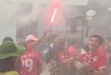 Cầu thủ Hải Phòng dính pháo sáng của CĐV đội nhà