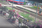 Công nhân đường sắt cứu cụ bà thoát nạn trong gang tấc