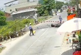 Video người đàn ông điều khiển xe máy tông gãy barie đường sắt khi đang hạ
