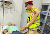 CSGT kịp thời đưa lái xe nghi đột quỵ đi cấp cứu trong đêm