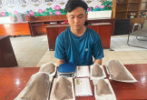 Bắt 'Cô bé xe ôm' bán ma túy cỏ qua mạng