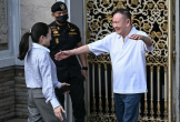 Khoảnh khắc xúc động khi ông Thaksin đoàn tụ với con gái bên ngoài nhà tù
