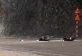 VIDEO: Đi xe máy trên quốc lộ, bất ngờ bị đá từ trên núi rơi trúng người