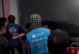 Đập cửa kính cứu tài xế mắc kẹt trong ôtô bốc khói