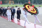 Thủ tướng Nhật Bản đặt vòng hoa viếng Chủ tịch Hồ Chí Minh và Đài tưởng niệm các Anh hùng liệt sỹ