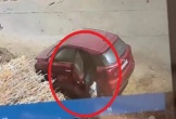 Mắc kẹt trong xe ô tô dưới trời nắng gắt, 2 bé gái tử vong