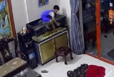 Tá hỏa phát hiện con nhà hàng xóm trèo vào bể nghịch nước, bắt cá