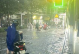 Đường phố Hà Nội hóa sông sau cơn mưa 'vàng'