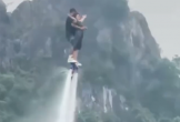 Khách du lịch và vận động viên biểu diễn flyboard chìm xuống hồ ở Ninh Bình